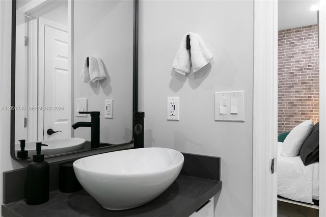 2376 NW 2nd St, Miami, FL 33125