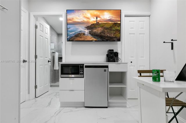 2376 NW 2nd St, Miami, FL 33125