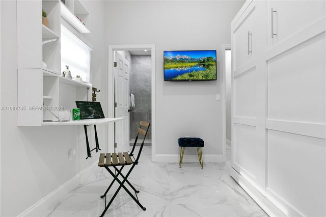 2376 NW 2nd St, Miami, FL 33125