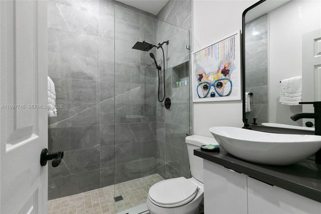 2376 NW 2nd St, Miami, FL 33125