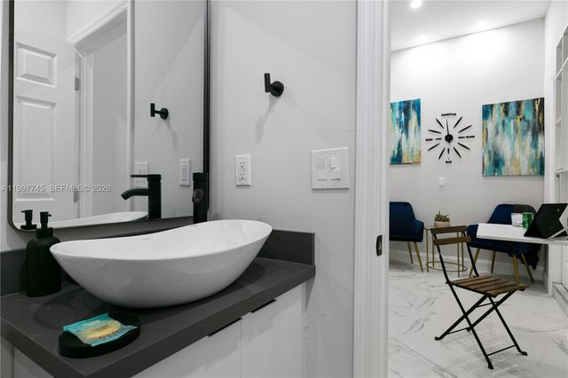 2376 NW 2nd St, Miami, FL 33125