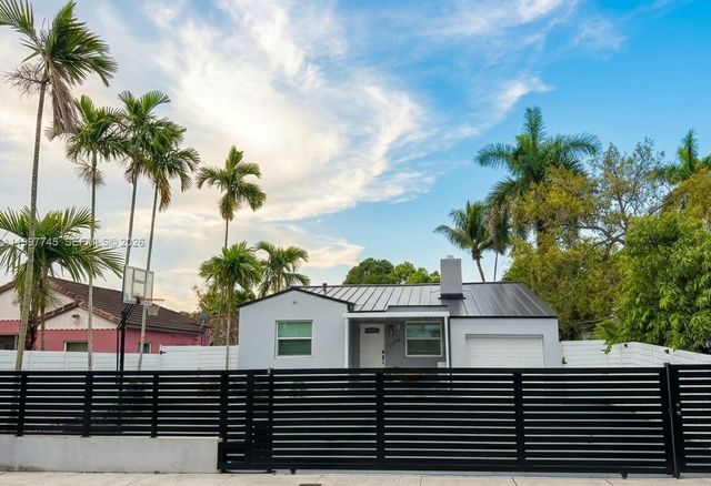 2376 NW 2nd St, Miami, FL 33125