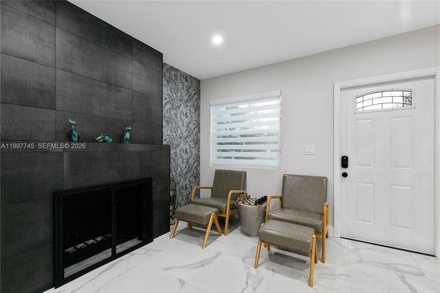 2376 NW 2nd St, Miami, FL 33125