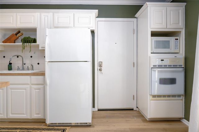 5326 Balcones DR D, Austin, TX 78731