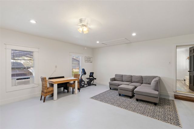 1829 N Main Street, Weatherford, TX 76085