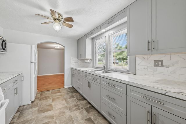 1702 S Greenwood Ave, Wichita, KS 67211
