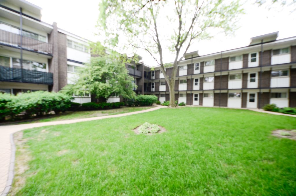 4718 Russett Lane 104, Skokie, IL 60076