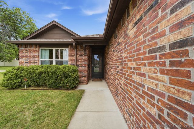 217 E Bryan Avenue, Sapulpa, OK 74066