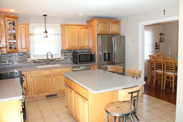 2026 Parker St, Springfield, MA 01128