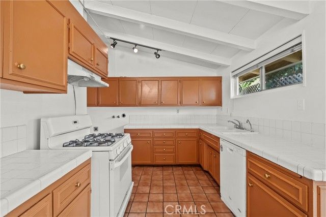 19824 Gilmore, Woodland Hills (los Angeles), CA 91367