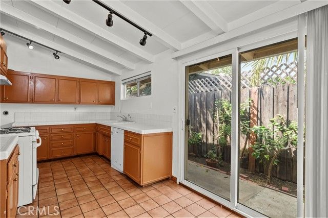 19824 Gilmore, Woodland Hills (los Angeles), CA 91367