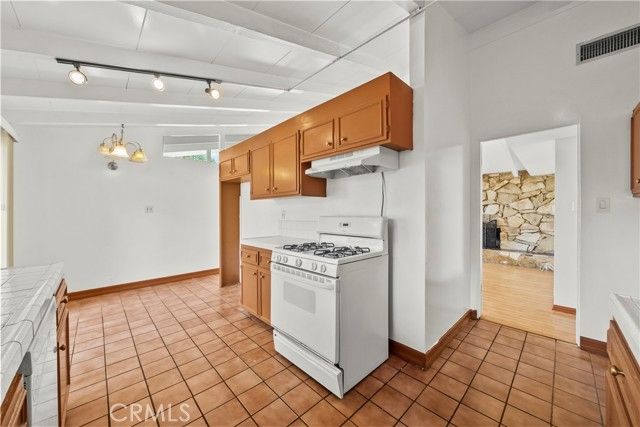 19824 Gilmore, Woodland Hills (los Angeles), CA 91367