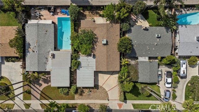 19824 Gilmore, Woodland Hills (los Angeles), CA 91367