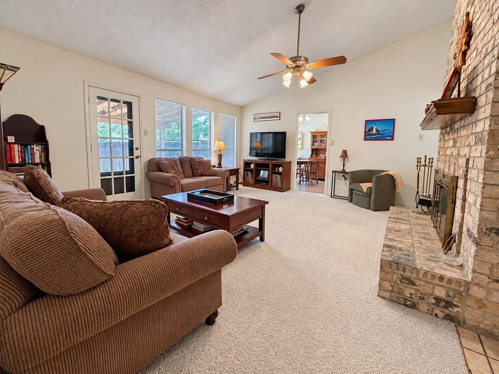 929 Reno Street, Lewisville, TX 75077 — photo 2