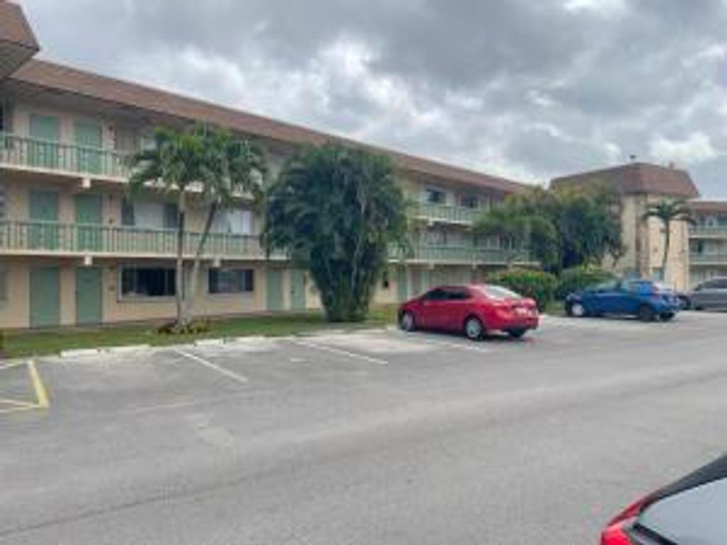 400 Village Green Circle W 202, Palm Springs, FL 33461