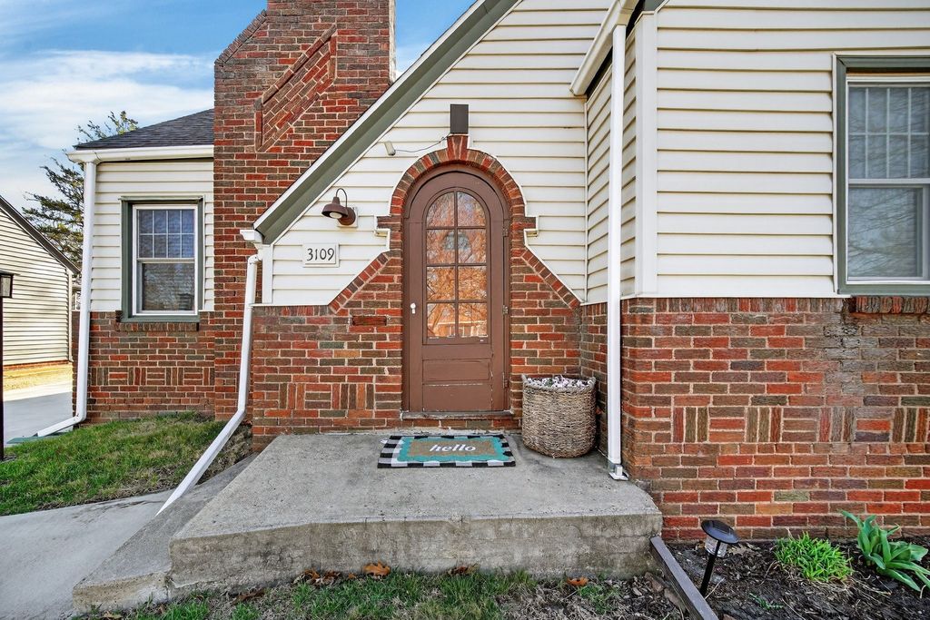 3109 E 9th Street, Des Moines, IA 50316