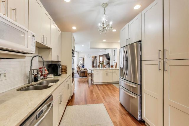 4553 S Ellis Avenue, Chicago, IL 60653