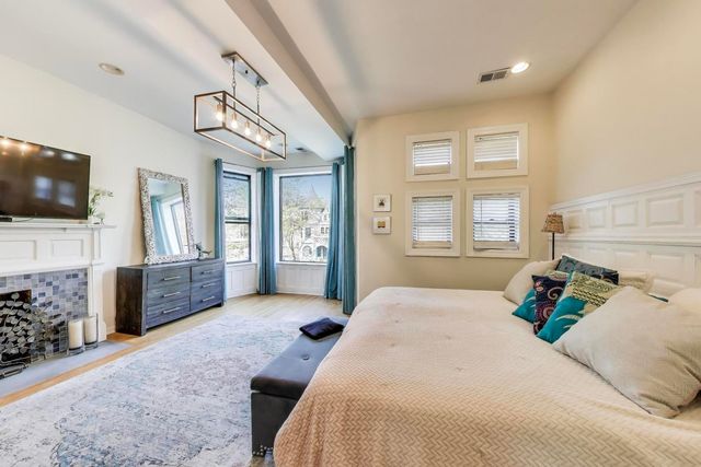 4553 S Ellis Avenue, Chicago, IL 60653