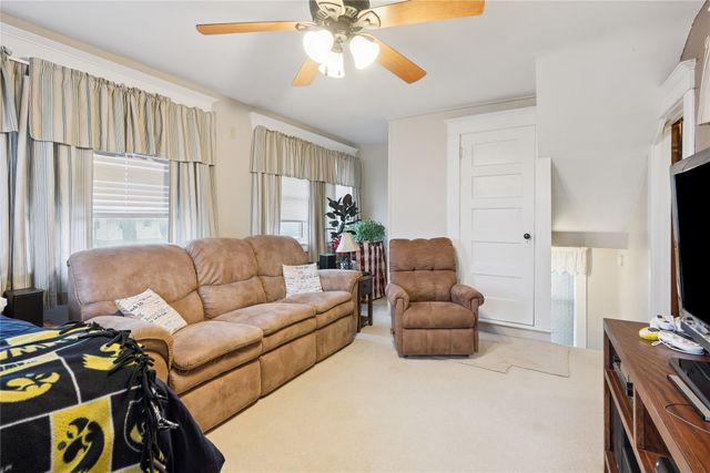 910 W Madison Street, Knoxville, IA 50138