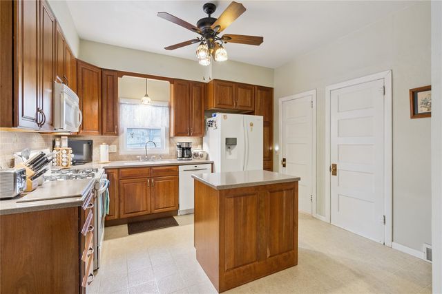 910 W Madison Street, Knoxville, IA 50138