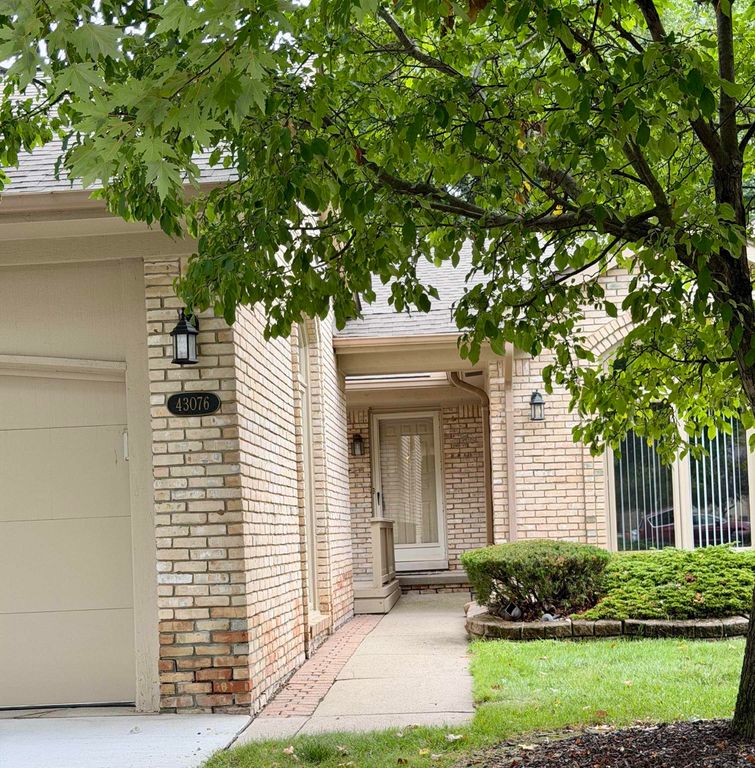 43076 W Kirkwood Drive, Clinton Township, MI 48038