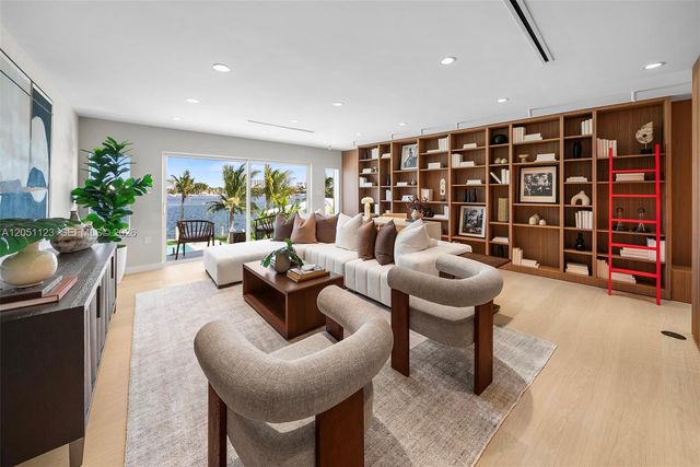 900 N Northlake Dr, Hollywood, FL 33019