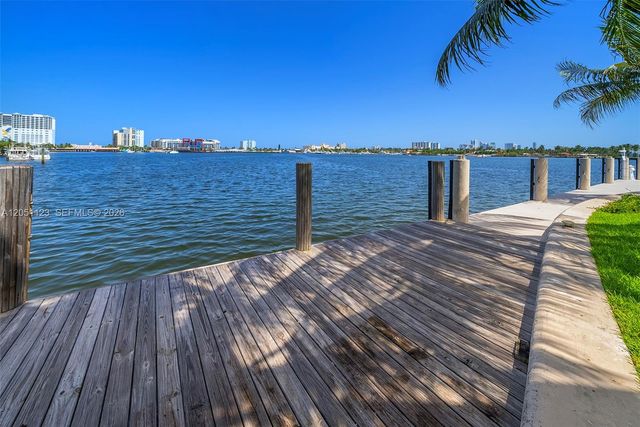 900 N Northlake Dr, Hollywood, FL 33019