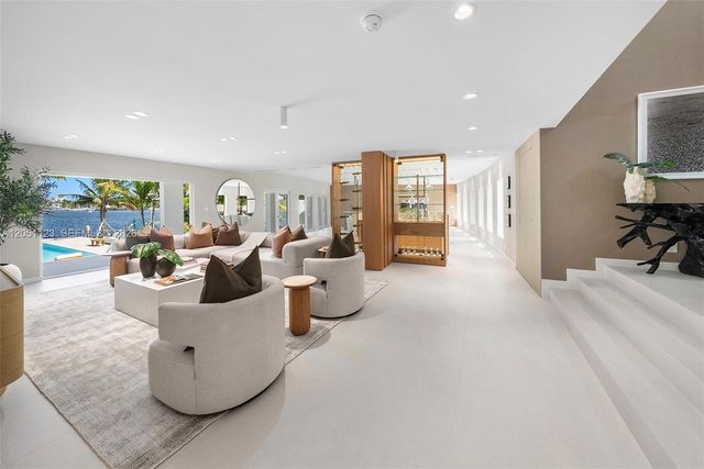 900 N Northlake Dr, Hollywood, FL 33019
