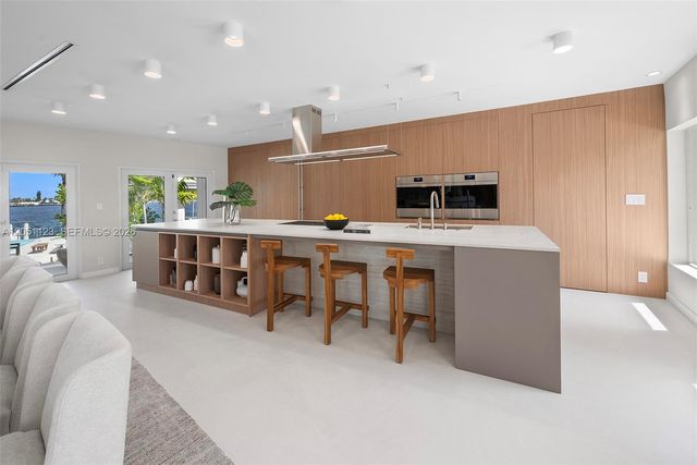 900 N Northlake Dr, Hollywood, FL 33019