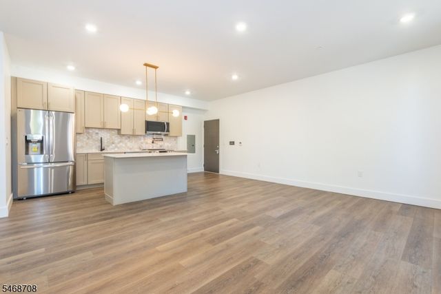 21 Lincoln Park 100, Newark City, NJ 07102