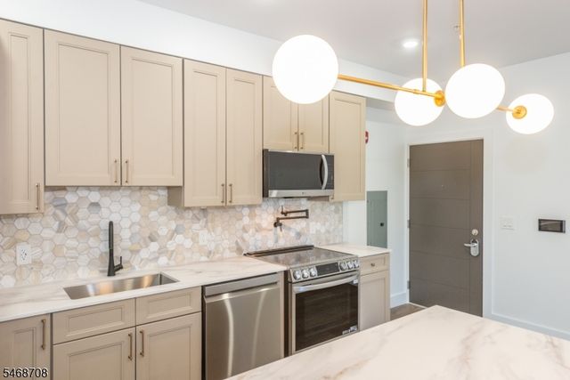 21 Lincoln Park 100, Newark City, NJ 07102
