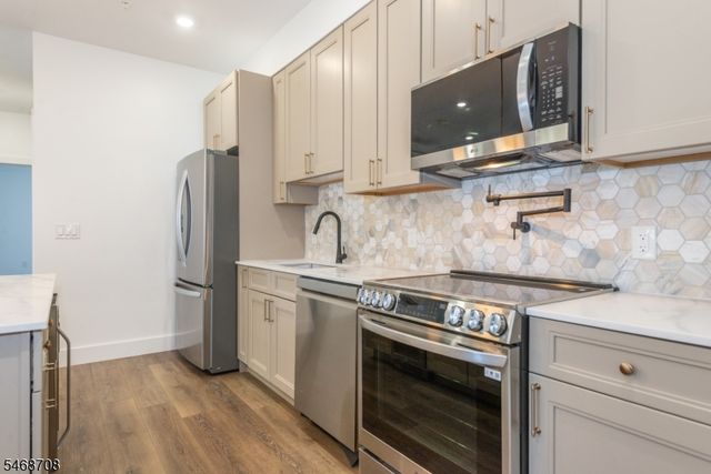 21 Lincoln Park 100, Newark City, NJ 07102