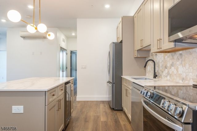 21 Lincoln Park 100, Newark City, NJ 07102