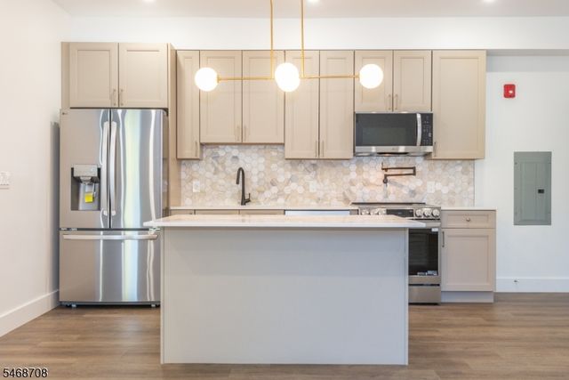 21 Lincoln Park 100, Newark City, NJ 07102