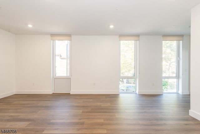 21 Lincoln Park 100, Newark City, NJ 07102