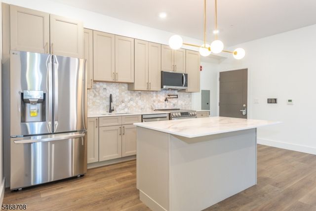 21 Lincoln Park 100, Newark City, NJ 07102