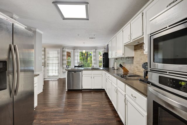 8686 CEDAR FARMS DR, Cordova, TN 38016