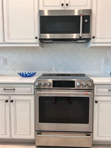 5569 CANNES CIRCLE, Sarasota, FL 34231