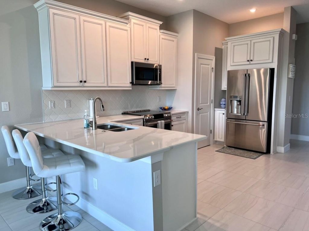 5569 CANNES CIRCLE, Sarasota, FL 34231