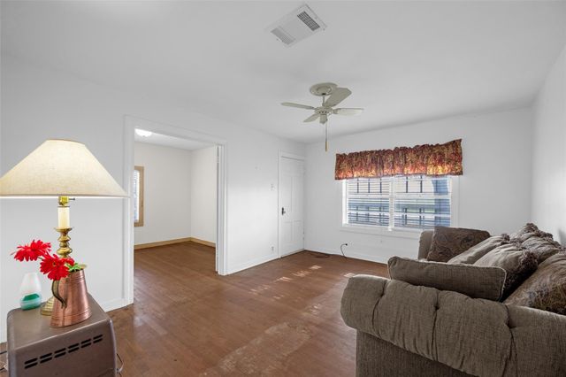 8439 Fm 442, Boling, TX 77420