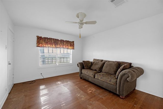 8439 Fm 442, Boling, TX 77420