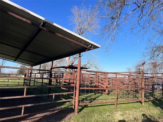 8439 Fm 442, Boling, TX 77420