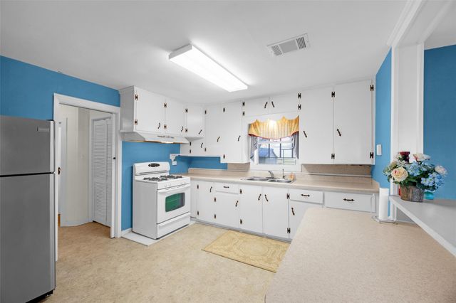 8439 Fm 442, Boling, TX 77420