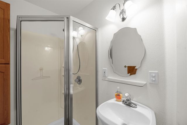 8439 Fm 442, Boling, TX 77420