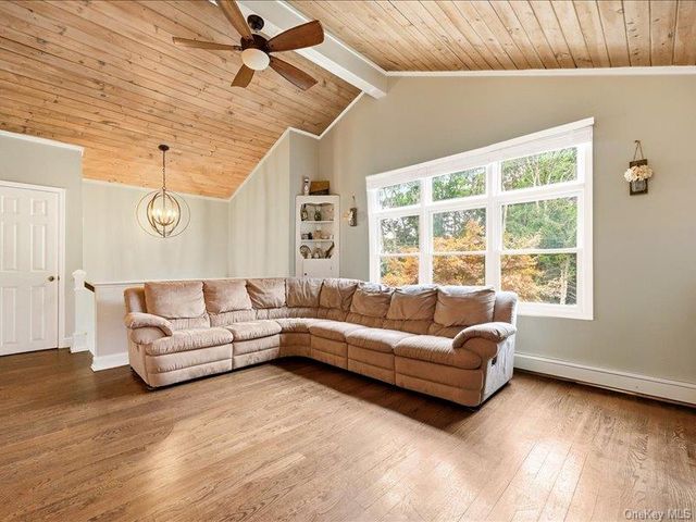75 Lexington Road, Shirley, NY 11967