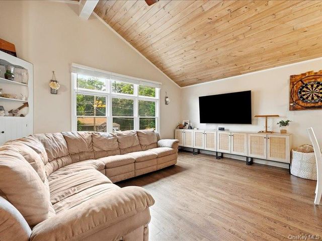 75 Lexington Road, Shirley, NY 11967