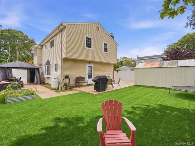 75 Lexington Road, Shirley, NY 11967