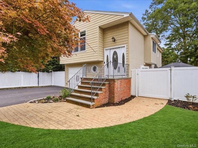 75 Lexington Road, Shirley, NY 11967