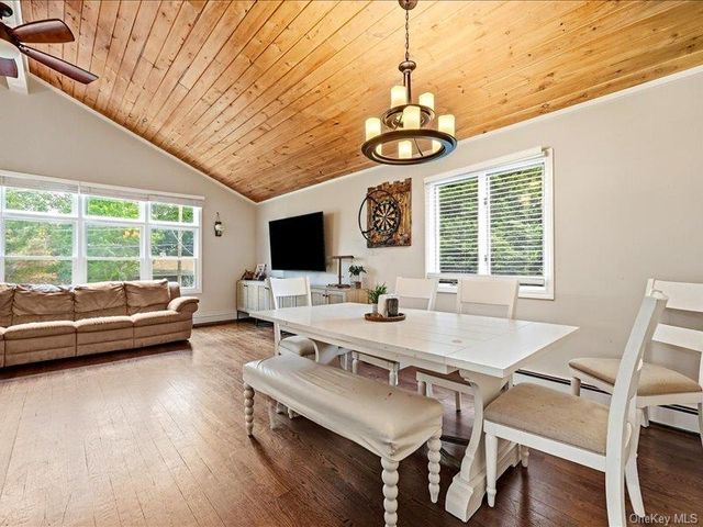 75 Lexington Road, Shirley, NY 11967