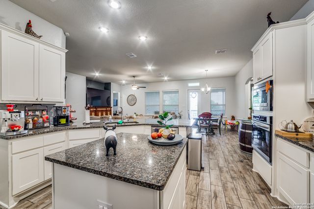 528 Lilly Blf, Castroville, TX 78009